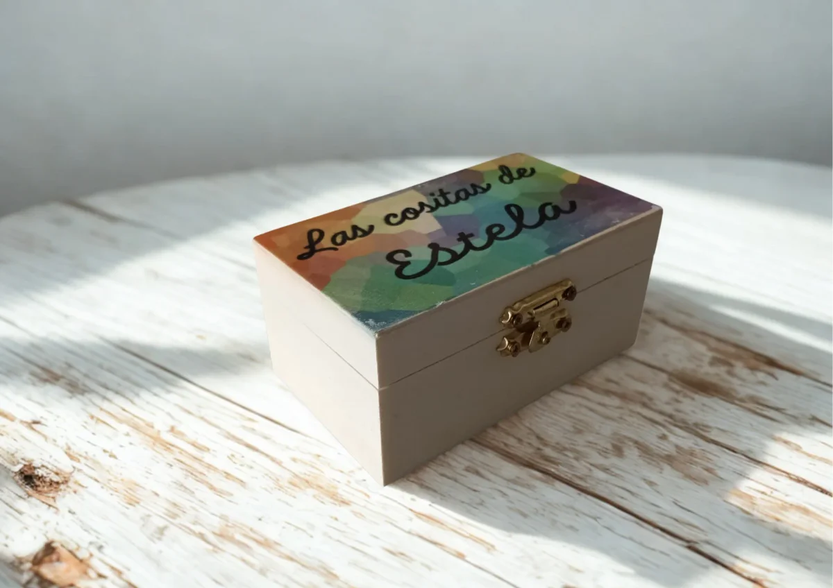 NOMBRE PERSONALIZADO GRABADO EN CAJA DE MADERA